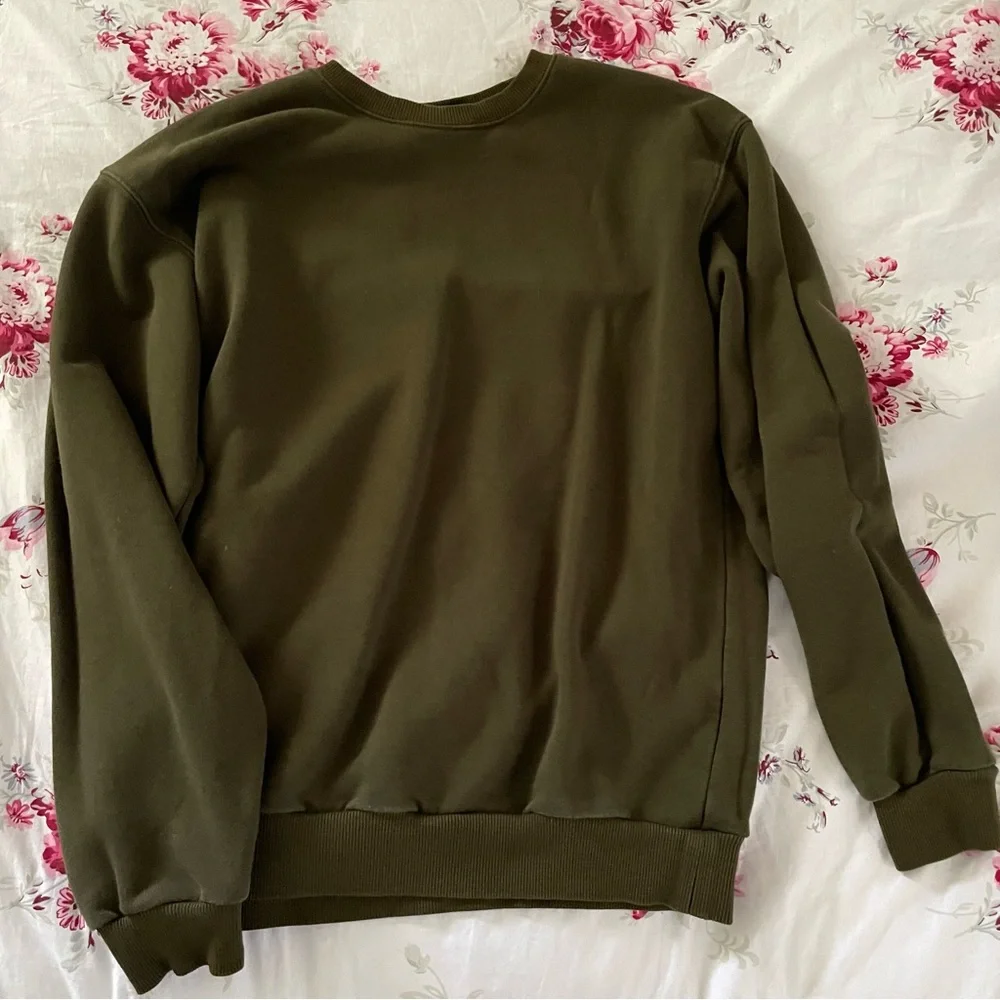 ▪️6/$25▪️ Naked Wardrobe Olive Green Crewneck Sweatshirt - Picture 4 of 8